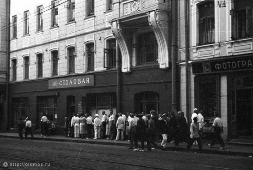 La historia de Moscú cola en las fotografías