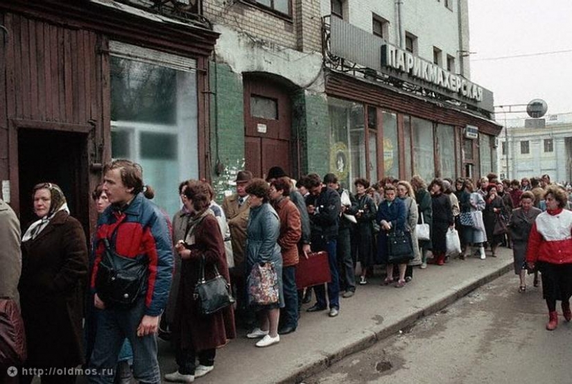 La historia de Moscú cola en las fotografías