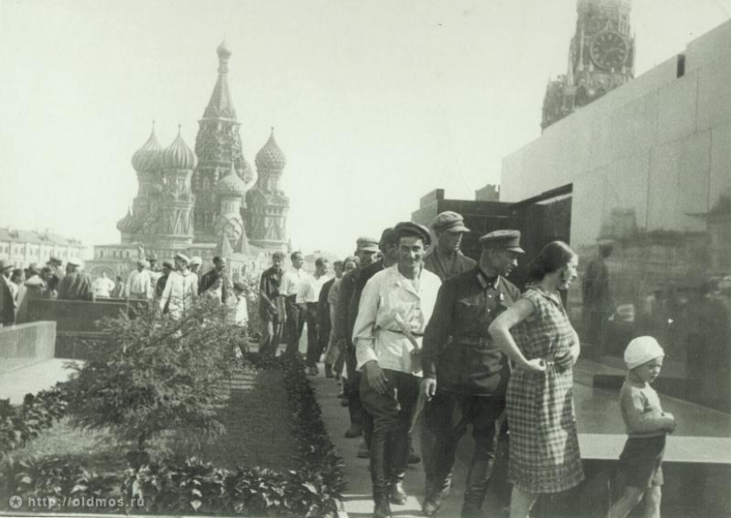 La historia de Moscú cola en las fotografías
