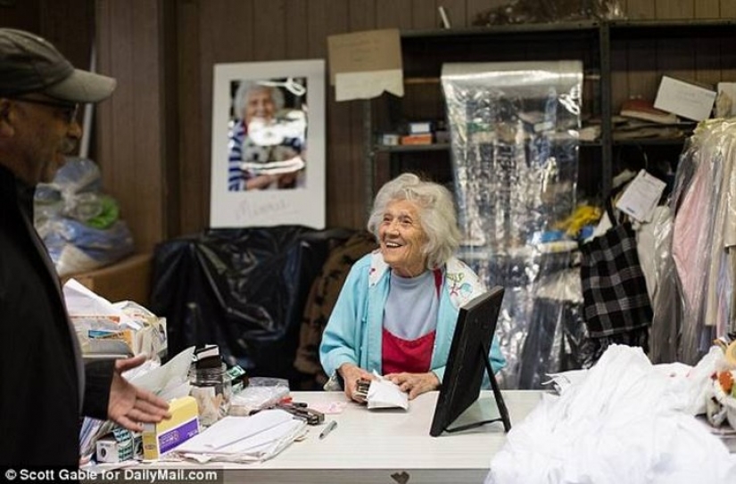 Esta de 100 años de edad, la mujer todavía trabaja en la Lavandería de las 11 horas del día