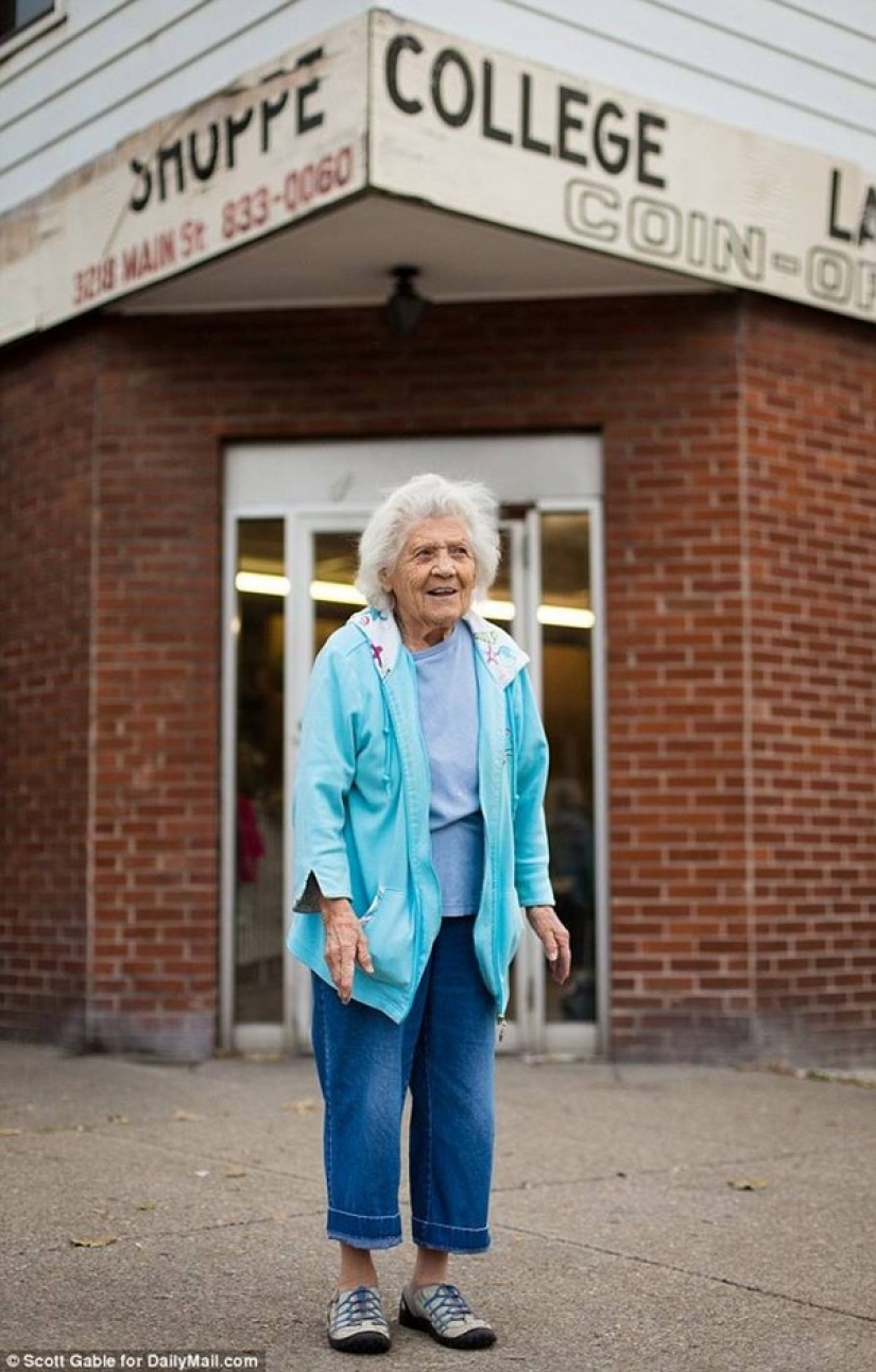 Esta de 100 años de edad, la mujer todavía trabaja en la Lavandería de las 11 horas del día