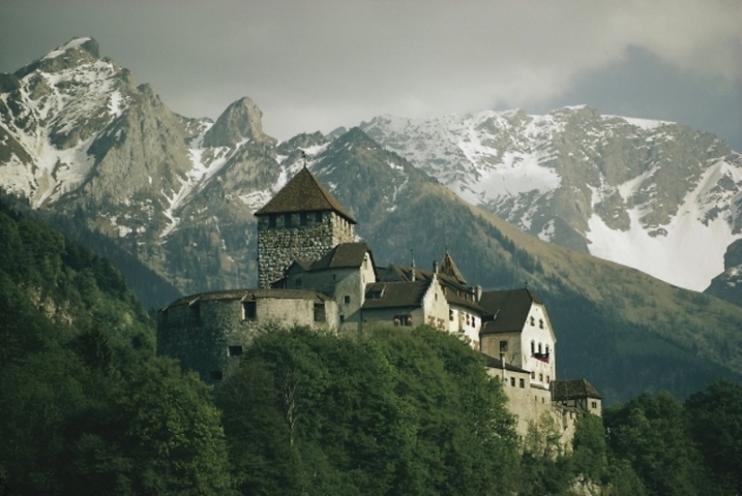 10 smallest countries in the world
