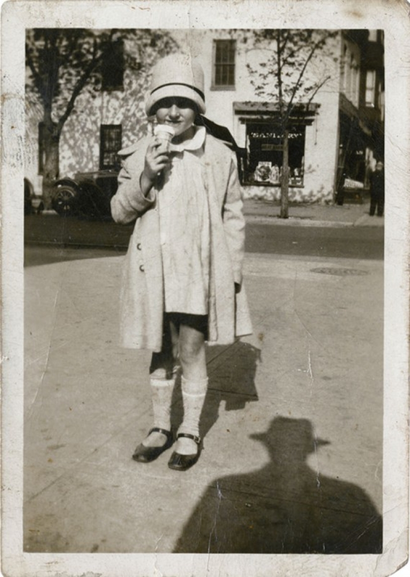 13 fotografías de época en el que la gente está atormentado por la sombra de lo desconocido en el sombrero