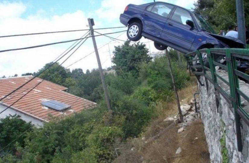 15 real road accidents, which look like stills action movies