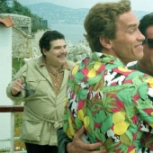 17 photos of famous people goofing around just like kids