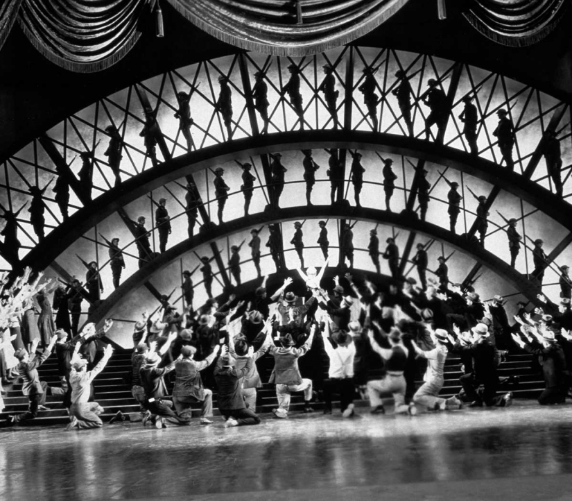 1930-1943 years: kaleidoscopic dancing Busby Berkeley