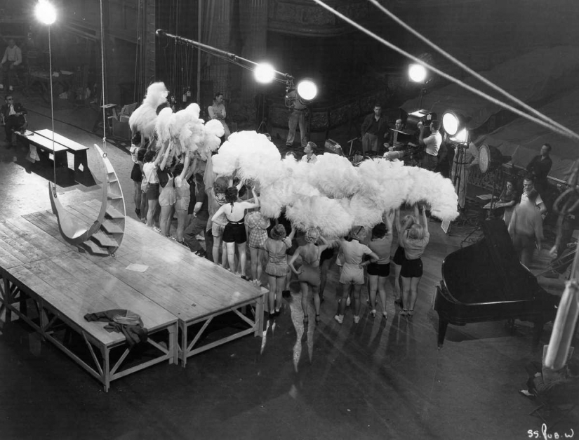 1930-1943 years: kaleidoscopic dancing Busby Berkeley