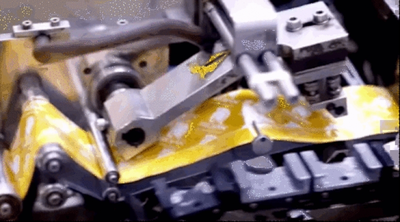 20 now repetitive and boring hypnotizing gifs about the production process