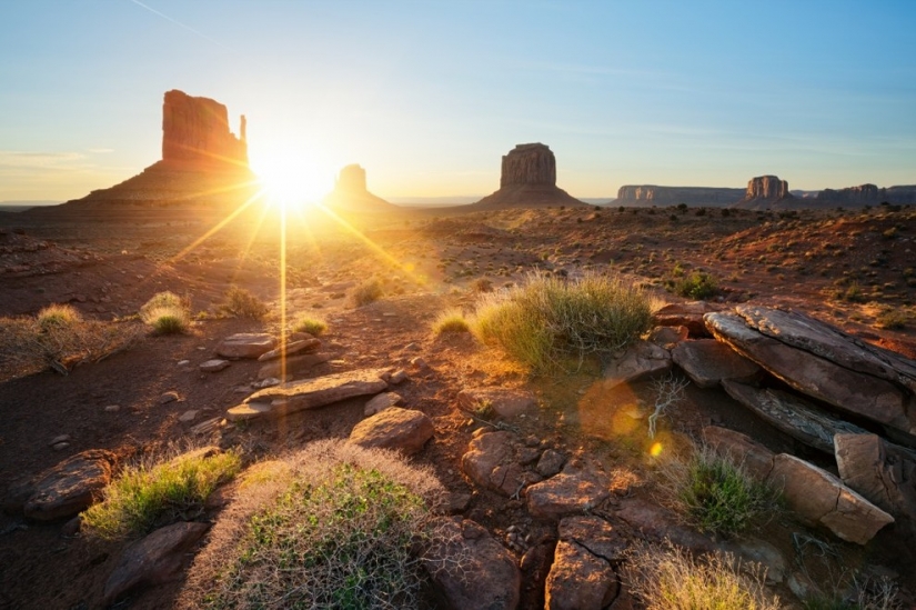 20 puntos escénicos en los diferentes países en los rayos del sol naciente