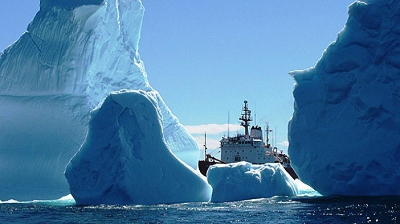 25 amazing icebergs and glaciers from around the world