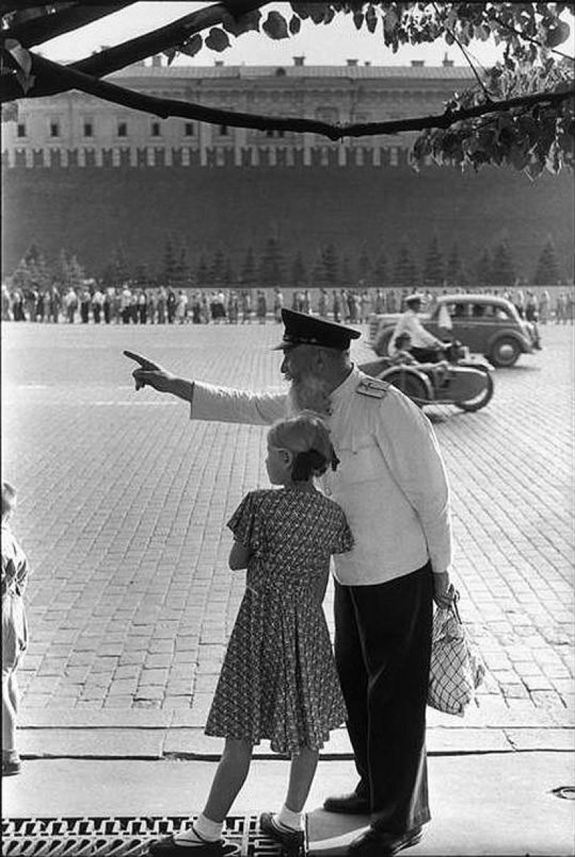 25 frames Henri Cartier-Bresson about Soviet life in 1954