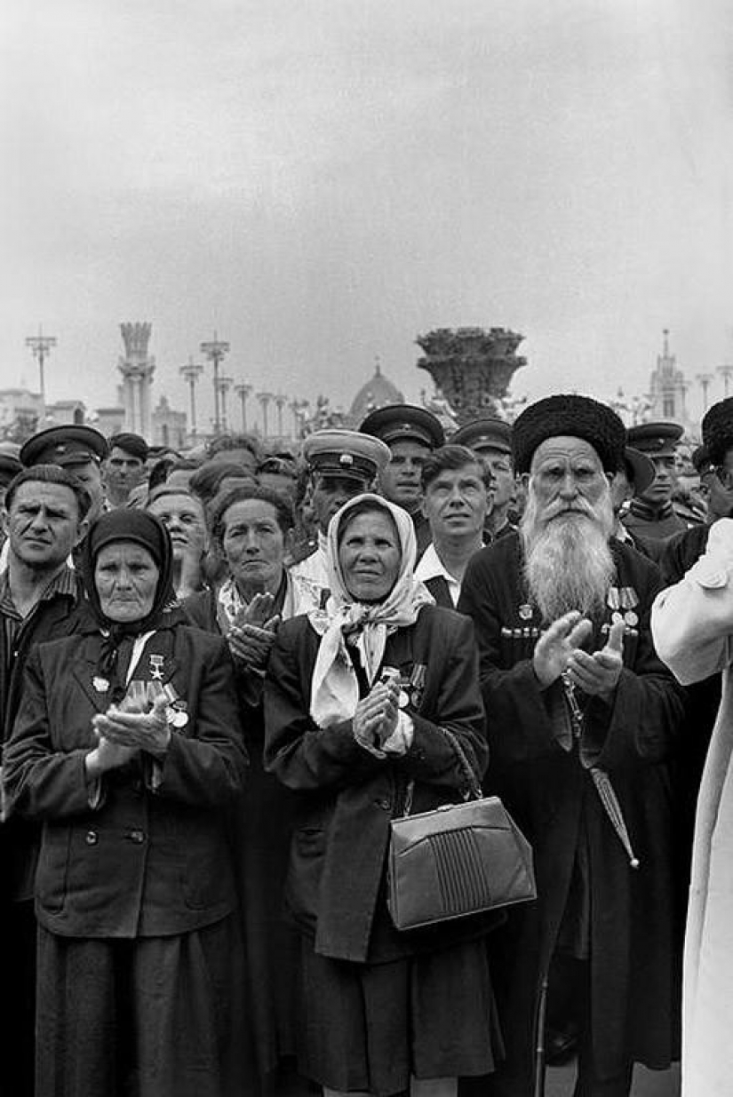 25 frames Henri Cartier-Bresson about Soviet life in 1954