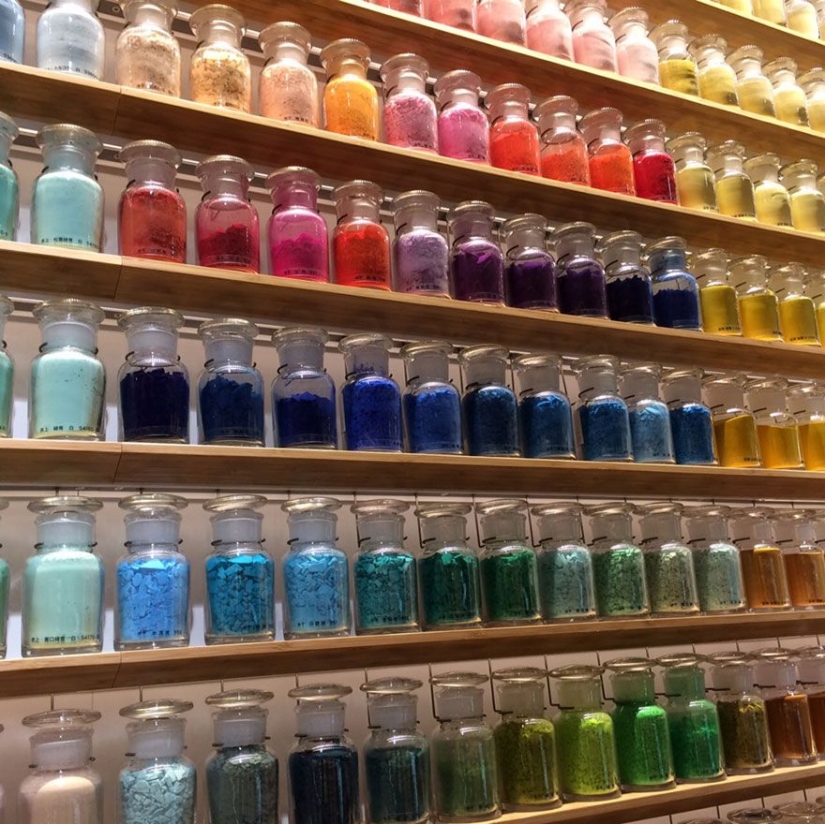 4200 pigments exhibited in a number of Japanese paint store