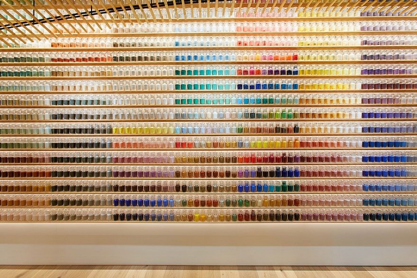 4200 pigments exhibited in a number of Japanese paint store