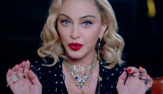 62-year-old Madonna made your first tattoo, dedicating to her children