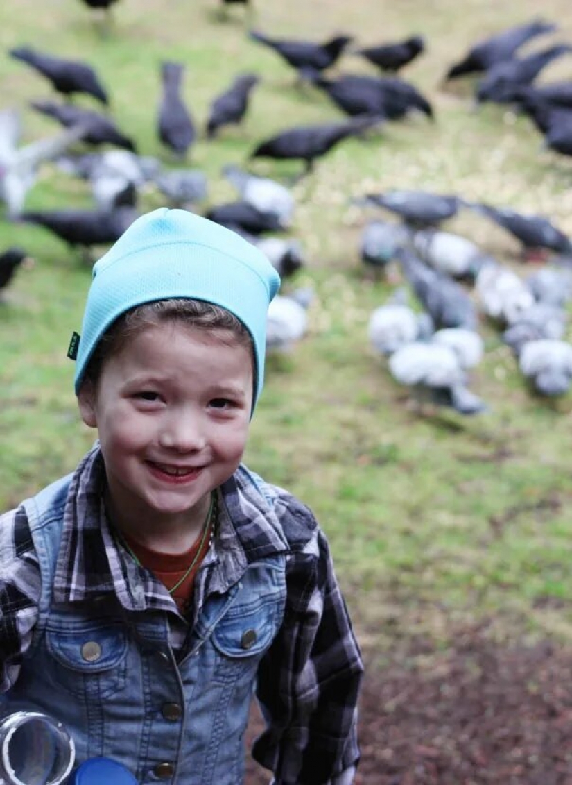 8-year-old American amigos con los cuervos y traen sus regalos