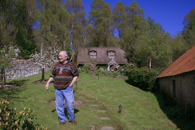 A fan of Tolkien built the hobbit house and lived 20 years in it