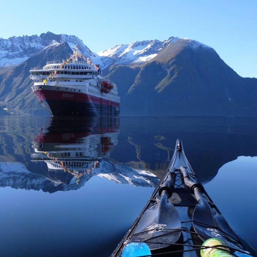 A kayaker takes beautiful pictures of Norwegian fjords and publish them in Instagram