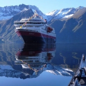 A kayaker takes beautiful pictures of Norwegian fjords and publish them in Instagram