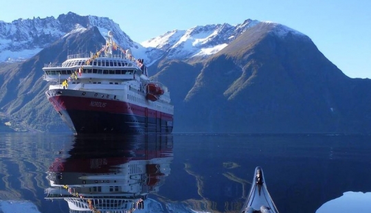 A kayaker takes beautiful pictures of Norwegian fjords and publish them in Instagram A kayaker takes beautiful pictures of Norwegian fjords and publish them in Instagram