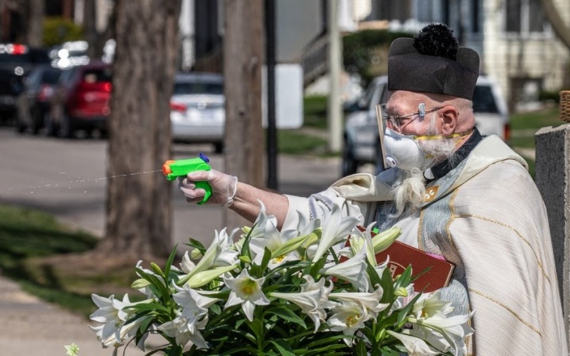 A priest in the United States blesses the congregation with a water gun and became the star of social networks