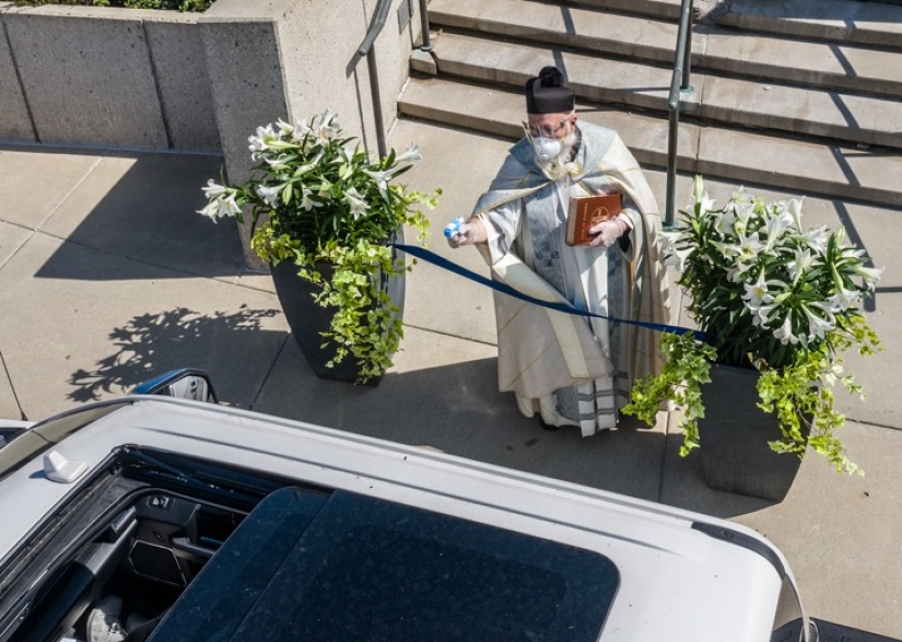 A priest in the United States blesses the congregation with a water gun and became the star of social networks