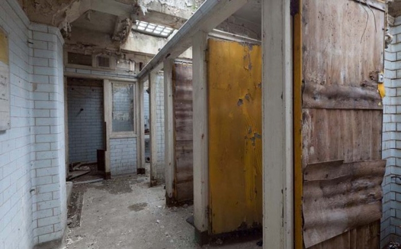 A striking transformation of a public toilet in a nice housing