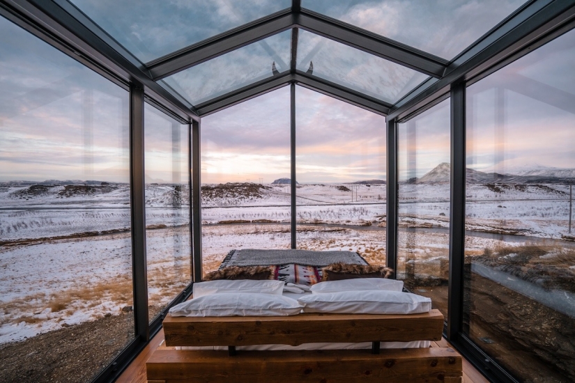 A través de la ventana a las estrellas: en Islandia, los turistas son bienvenidos a pasar la noche en casas con paredes transparentes