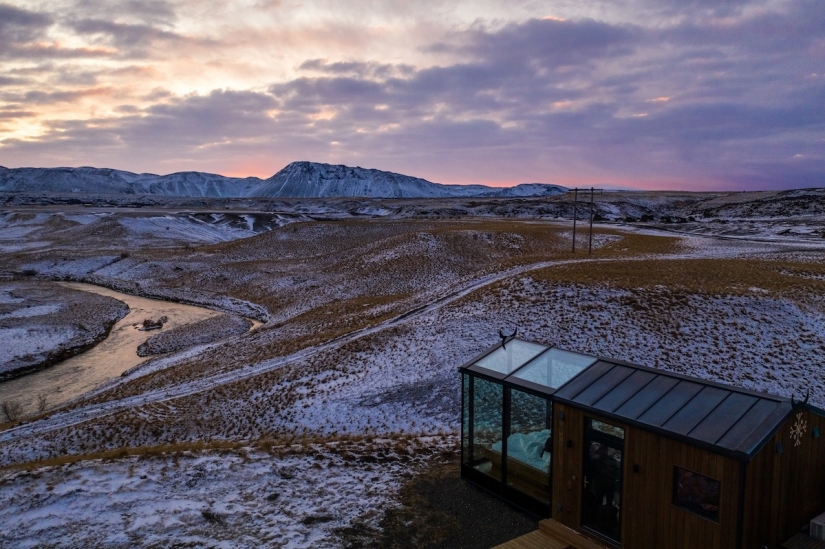 A través de la ventana a las estrellas: en Islandia, los turistas son bienvenidos a pasar la noche en casas con paredes transparentes