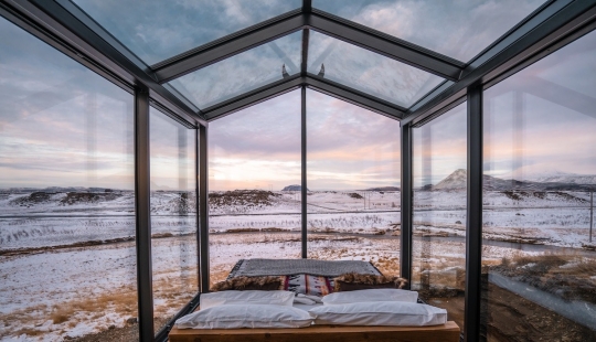 A través de la ventana a las estrellas: en Islandia, los turistas son bienvenidos a pasar la noche en casas con paredes transparentes A través de la ventana a las estrellas: en Islandia, los turistas son bienvenidos a pasar la noche en casas con paredes transparentes