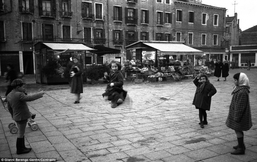 A vanishing Italy in the images of cult photographer Gianni Berengo Gardena