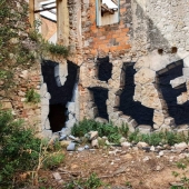 Absolute illusion: as a street artist nicknamed Vile "breaks" the wall