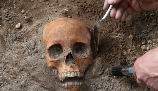 Al extender una línea de tranvía de Edimburgo ha descubierto un 700 años de esqueletos humanos