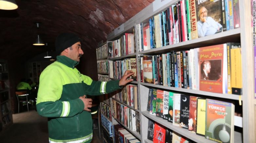 Algunos descartan, otros están recogiendo: turco dustmen han recopilado una colección de "salvados" de los libros