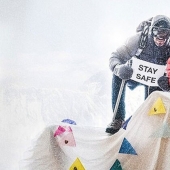 Amante de los viajes descubierto la manera de llegar a las montañas sin salir de casa