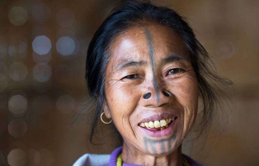 Amazing customs of the Indian tribe, where women have to wear tubes in his nostrils