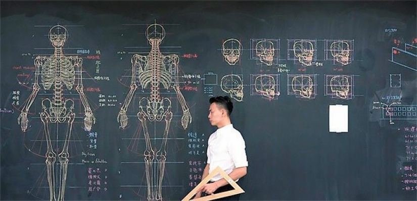 Amazing Taiwanese teacher draws on the Board to illustrate lectures