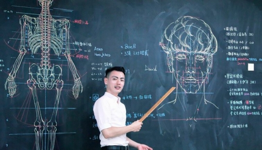 Amazing Taiwanese teacher draws on the Board to illustrate lectures