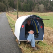 Americana de muchos años de viajar en la pequeña cabaña que había construido con sus propias manos