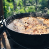 An alternative to barbecue: cook on a campfire