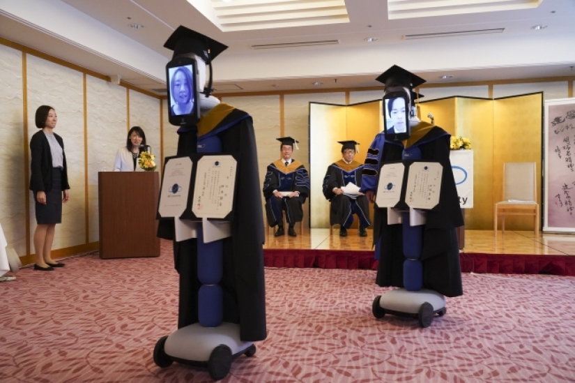 As the Japanese students have visited the prom with the help of robots and tablets