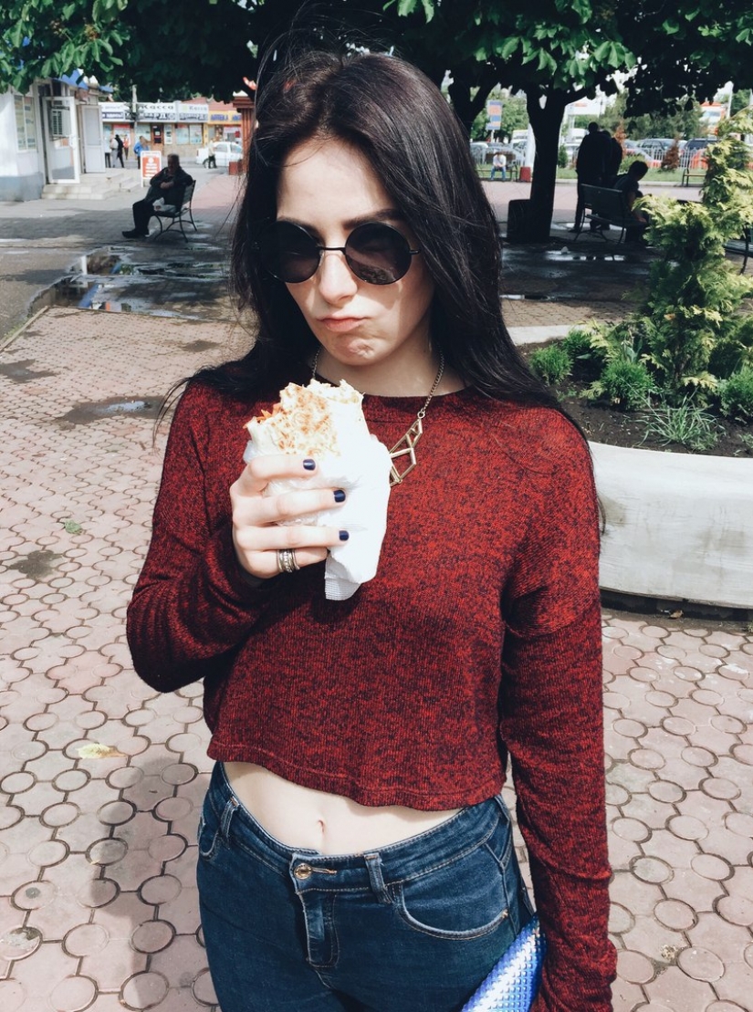 Beautiful girls and Shawarma: what could be better?