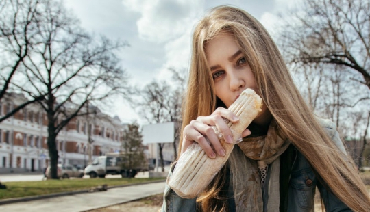 Beautiful girls and Shawarma: what could be better? Beautiful girls and Shawarma: what could be better?