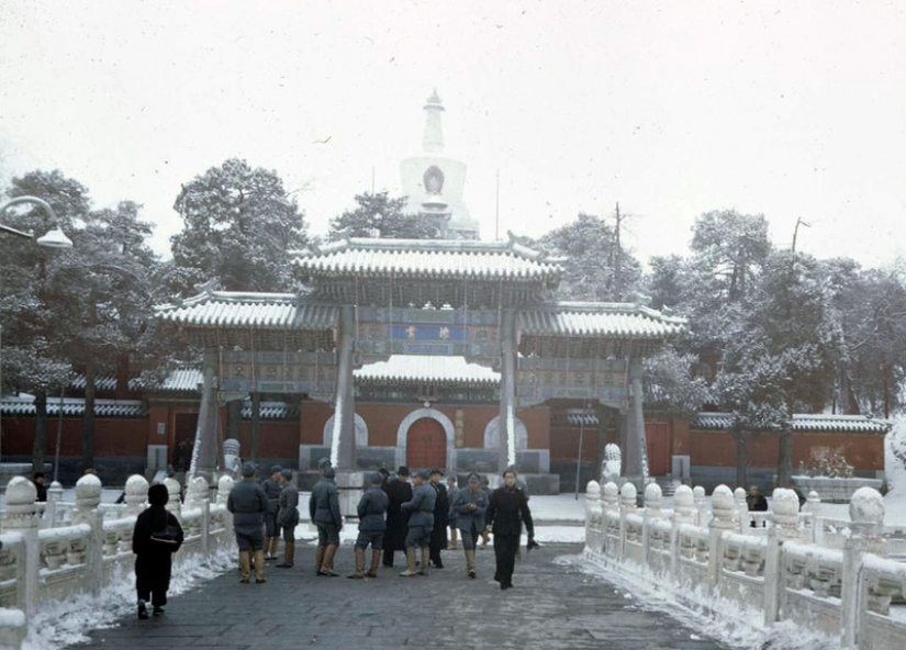 Beijing 1947, in color: at the turn of the eras