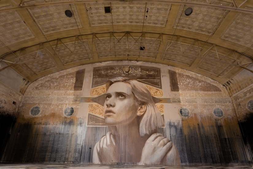 Belleza efímera: los retratos de las mujeres en las casas abandonadas