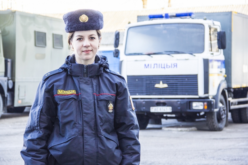 Bellezas en uniforme: la mirada de la mujer de la policía en diferentes países