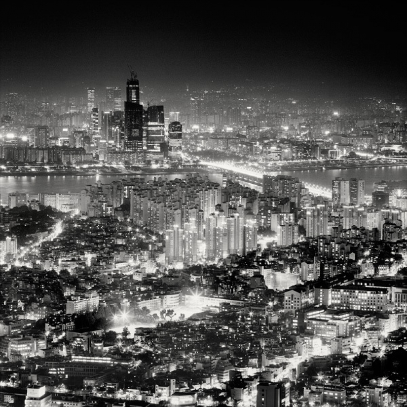 Black-and-white beauty of big cities