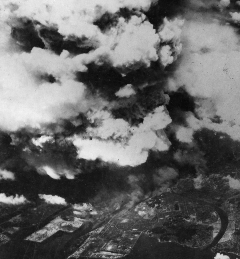 Brighter than a thousand suns: 20 terrible shots in memory of the nuclear explosion in Hiroshima