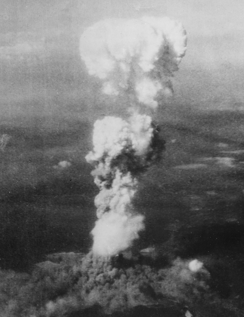 Brighter than a thousand suns: 20 terrible shots in memory of the nuclear explosion in Hiroshima