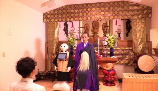 Buddhist robots in Japan offer funeral services cheaper than the priests Buddhist robots in Japan offer funeral services cheaper than the priests